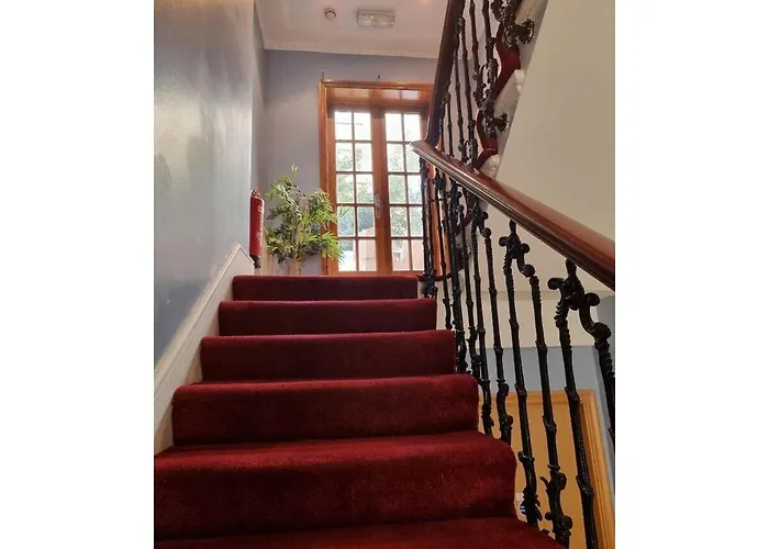 F101-First Floor Flat Fits 3 Near Hyde Park
