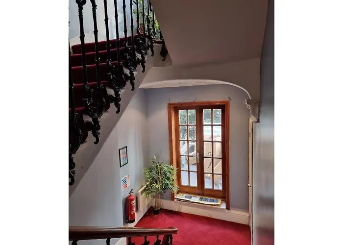 F101-First Floor Flat Fits 3 Near Hyde Park